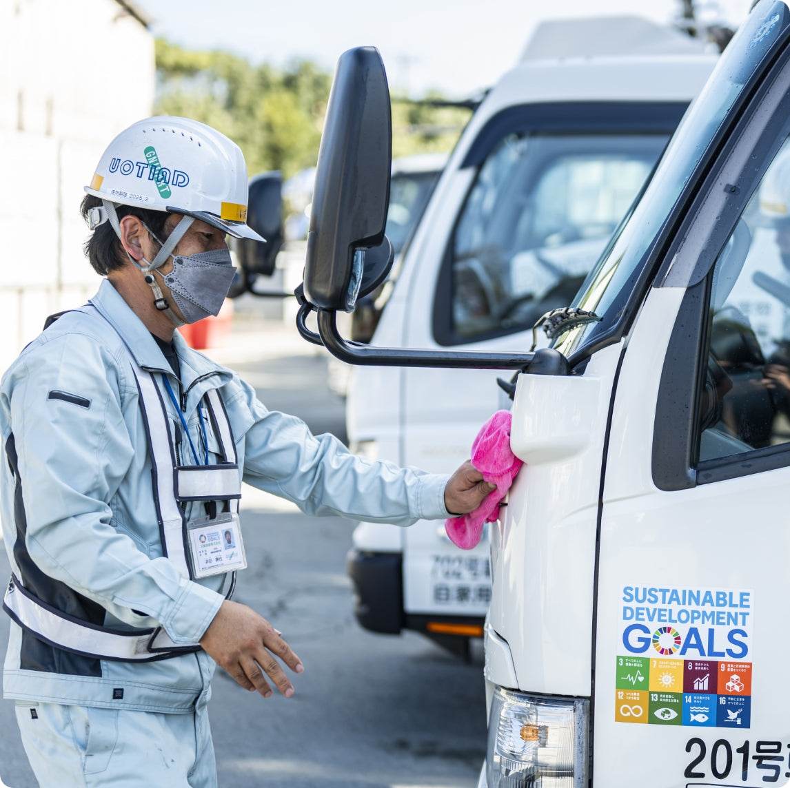 車両の手入れをするスタッフ